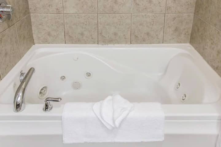 Jetted tub