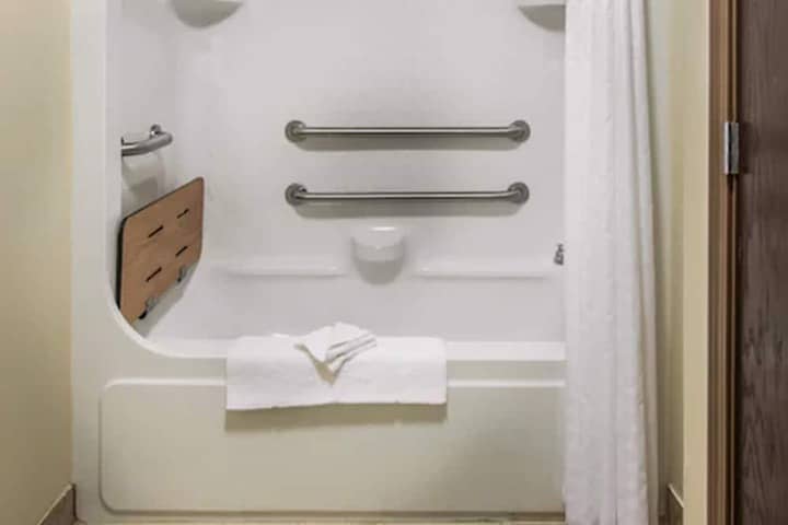 Deep soaking bathtub